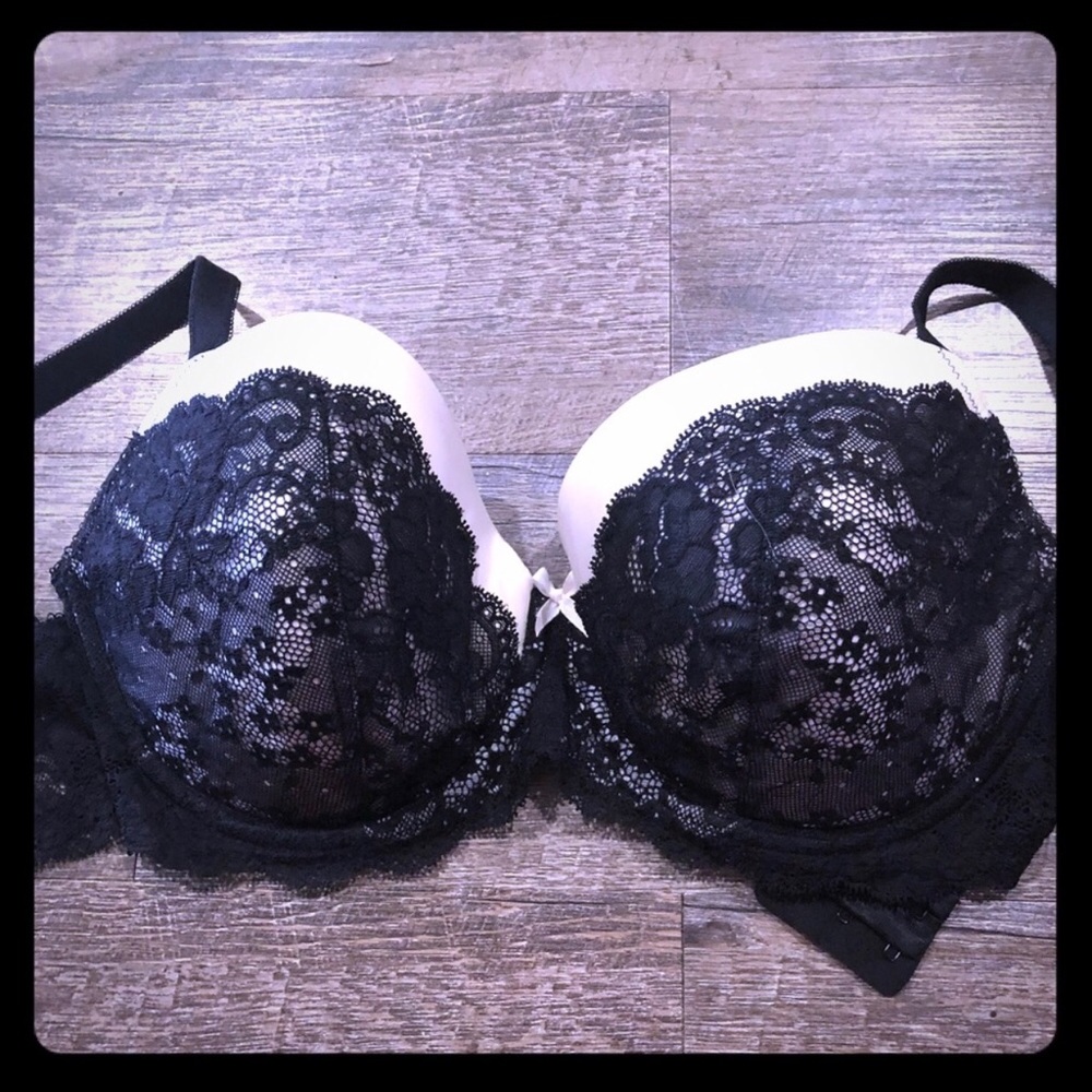 Victoria’s Secret angels Demi bra 36DD